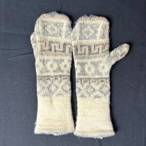 Women’s Wool Mittens. Warm and Cozy.